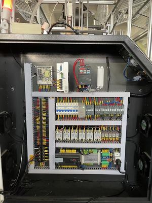 2-12 oz Paper Cup Forming Machine met dubbele wand Design Buitengrondse grootte van 2200*1350*1900mm en 2500 kg Capaciteit