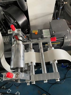 2-12 oz Paper Cup Forming Machine met dubbele wand Design Buitengrondse grootte van 2200*1350*1900mm en 2500 kg Capaciteit
