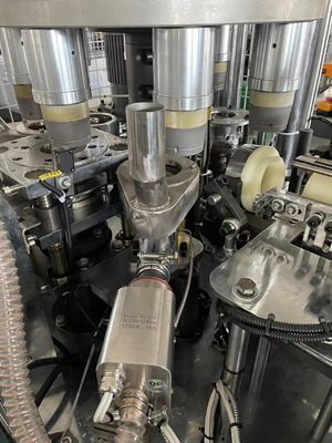 Fabrikanten Wegwerpmachine voor het maken van papieren kopjes Automatische koppenvormmachine voor het maken van papieren kopjes met een capaciteit van 100 tot 110 stuks per minuut