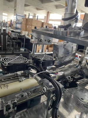 Fabrikanten Wegwerpmachine voor het maken van papieren kopjes Automatische koppenvormmachine voor het maken van papieren kopjes met een capaciteit van 100 tot 110 stuks per minuut