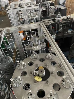 Fabrikanten Wegwerpmachine voor het maken van papieren kopjes Automatische koppenvormmachine voor het maken van papieren kopjes met een capaciteit van 100 tot 110 stuks per minuut