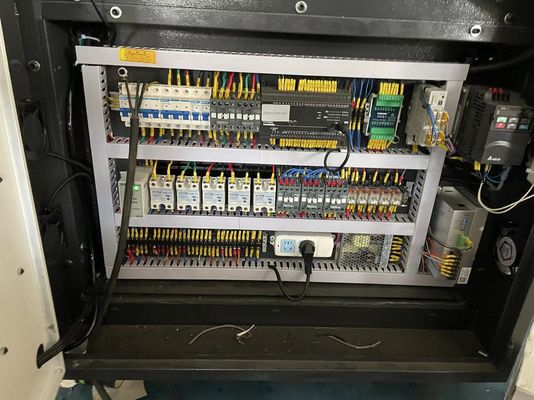Fabrikanten Wegwerpmachine voor het maken van papieren kopjes Automatische koppenvormmachine voor het maken van papieren kopjes met een capaciteit van 100 tot 110 stuks per minuut