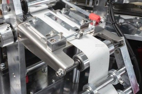 Volledig geautomatiseerde papieren schaalvormmachine met hoge snelheid 220V/380V Spanning en koperstaaf Cup Bones Way
