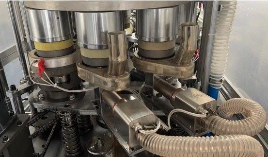 Volledig geautomatiseerde papieren schaalvormmachine met hoge snelheid 220V/380V Spanning en koperstaaf Cup Bones Way