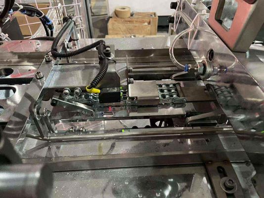 Koperen staafbeker met gebost gebogen dubbele wand papierbeker vormmachine productielijn voor papier koffiebeker maken in Pakistan