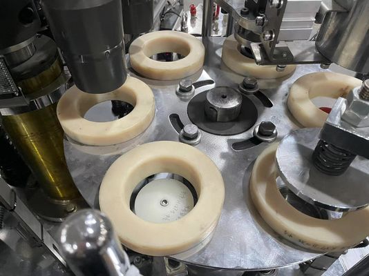Kleine bedrijfspapierbekermachine met een productiesnelheid van 70-90 stuks/min en een luchtbron van 0,4-0,5 m3/min