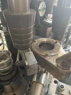 Volledig automatische wegwerpmachine voor het vormen van papieren bekers 120-150 stuks/min Op maat gemaakte service Buitenmaat 2340mm*1435mm*1800mm