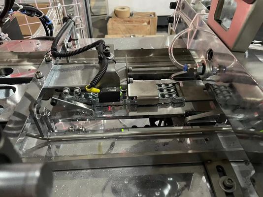 2-16 oz papierbekermachine met een productiecapaciteit van 70-90 stuks/min